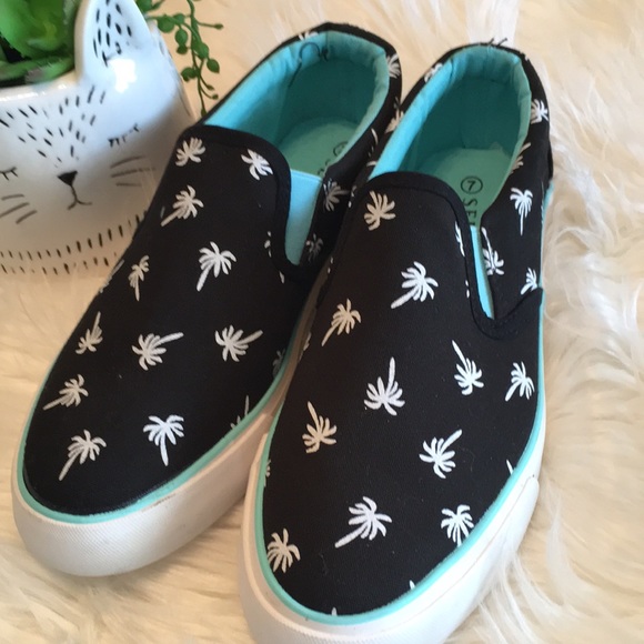 Shoes - NWOT PALM TREE SLIP ON CANVAS SNEAKERS